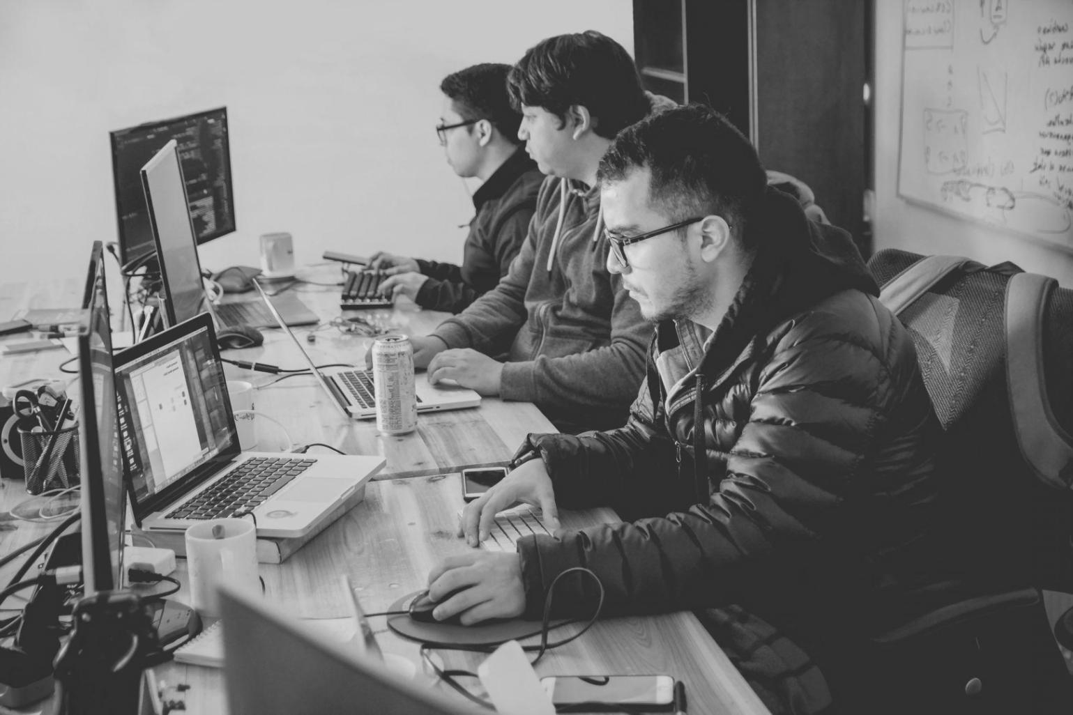 Equipo de ivoracelunite trabajando en análisis financiero